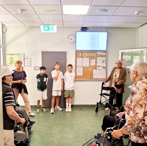 Bild vergr&ouml;&szlig;ern: Senioren besuchen die Schule