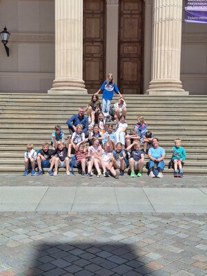 Bild vergr&ouml;&szlig;ern: Schulklasse auf einer Mueumstreppe