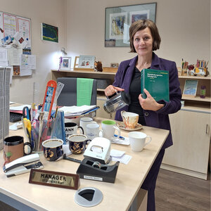 Bild vergr&ouml;&szlig;ern: Schulleiterin Marietta Beyer in ihrem B&uuml;ro