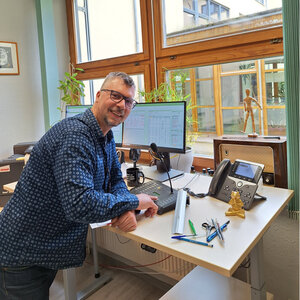Bild vergr&ouml;&szlig;ern: Konrektor Tobias Schwamm in seinem B&uuml;ro