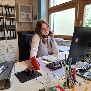 Bild vergr&ouml;&szlig;ern: Frau Gutschmidt am Telefon