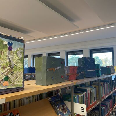 Bild vergr&ouml;&szlig;ern: 2025_11_10 Steinweg-Schule Reisekoffer Kunstausstellung Bibliothek (1)