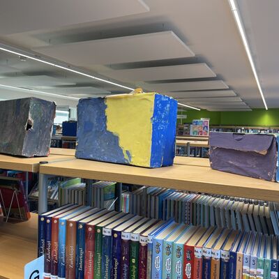Bild vergr&ouml;&szlig;ern: 2025_11_10 Steinweg-Schule Reisekoffer Kunstausstellung Bibliothek (1)