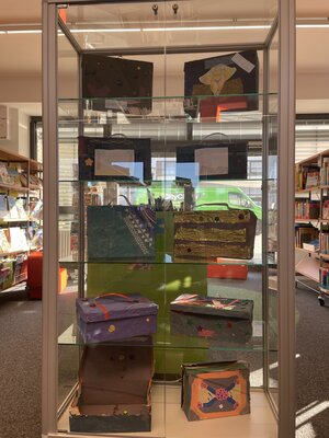 Bild vergr&ouml;&szlig;ern: 2025_11_10 Steinweg-Schule Reisekoffer Kunstausstellung Bibliothek (1)