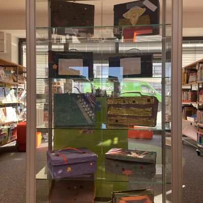 Bild vergr&ouml;&szlig;ern: 2025_11_10 Steinweg-Schule Reisekoffer Kunstausstellung Bibliothek (1)