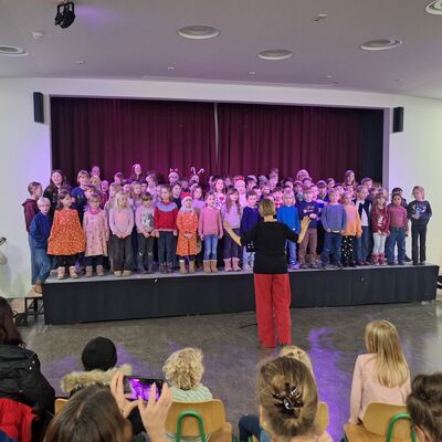 Bild vergr&ouml;&szlig;ern: 202_12_03 Steinweg-Schule Tag der offenen T&uuml;r und Nikolausfest