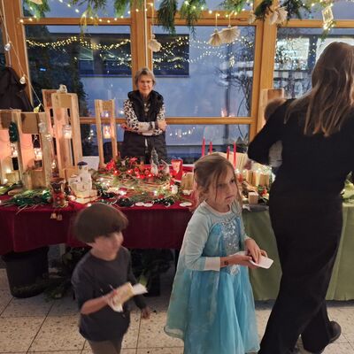 Bild vergr&ouml;&szlig;ern: 202_12_03 Steinweg-Schule Tag der offenen T&uuml;r und Nikolausfest