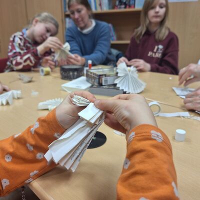 Bild vergr&ouml;&szlig;ern: 202_12_03 Steinweg-Schule Tag der offenen T&uuml;r und Nikolausfest