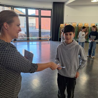 Bild vergr&ouml;&szlig;ern: 2025_12_02 Steinweg-Schule Siegerehrung Mathematik Olympiade