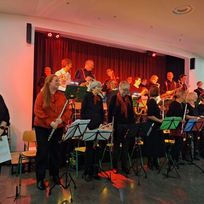 Bild vergr&ouml;&szlig;ern: 2025_12_19 Steinweg-Schule Mitsingkonzert Humperdinx Blasorchester