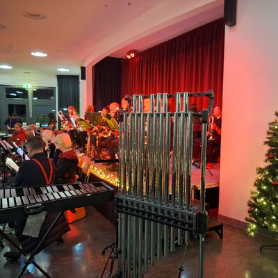 Bild vergr&ouml;&szlig;ern: 2025_12_19 Steinweg-Schule Mitsingkonzert Humperdinx Blasorchester