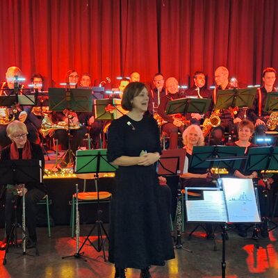 Bild vergr&ouml;&szlig;ern: 2025_12_19 Steinweg-Schule Mitsingkonzert Humperdinx Blasorchester