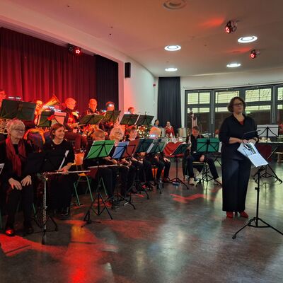 Bild vergr&ouml;&szlig;ern: 2025_12_19 Steinweg-Schule Mitsingkonzert Humperdinx Blasorchester
