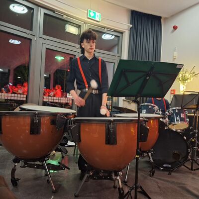 Bild vergr&ouml;&szlig;ern: 2025_12_19 Steinweg-Schule Mitsingkonzert Humperdinx Blasorchester