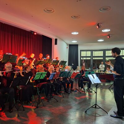 Bild vergr&ouml;&szlig;ern: 2025_12_19 Steinweg-Schule Mitsingkonzert Humperdinx Blasorchester