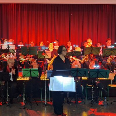Bild vergr&ouml;&szlig;ern: 2025_12_19 Steinweg-Schule Mitsingkonzert Humperdinx Blasorchester