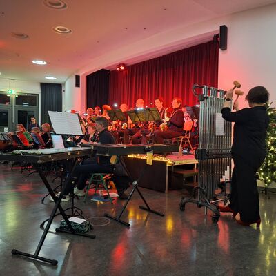 Bild vergr&ouml;&szlig;ern: 2025_12_19 Steinweg-Schule Mitsingkonzert Humperdinx Blasorchester