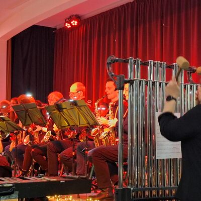 Bild vergr&ouml;&szlig;ern: 2025_12_19 Steinweg-Schule Mitsingkonzert Humperdinx Blasorchester