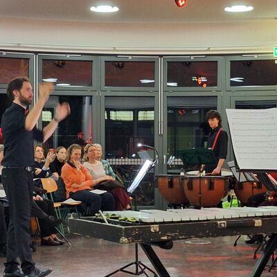 Bild vergr&ouml;&szlig;ern: 2025_12_19 Steinweg-Schule Mitsingkonzert Humperdinx Blasorchester