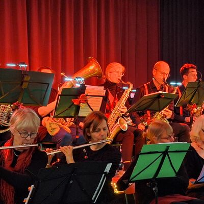Bild vergr&ouml;&szlig;ern: 2025_12_19 Steinweg-Schule Mitsingkonzert Humperdinx Blasorchester