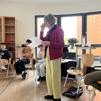 Bild vergr&ouml;&szlig;ern: 2026_04_24 Steinweg-Schule Zeitzeuginnengespr&auml;ch Helga Schulze