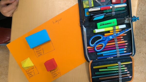 Bild vergr&ouml;&szlig;ern: Symbolfoto, Geometrische Formen und Federtasche