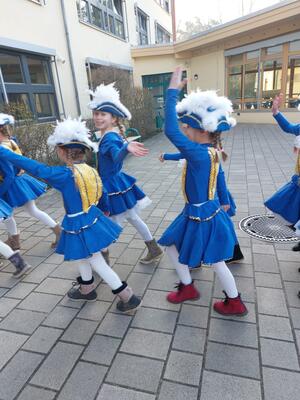 Bild vergr&ouml;&szlig;ern: Kleine Funkenmariechen in der Steinweg-Schule