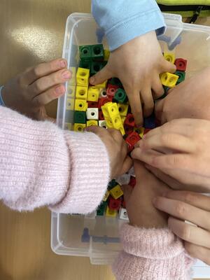 Bild vergr&ouml;&szlig;ern: Kinder einer ersten Klasse arbeiten mit Steckw&uuml;rfeln.