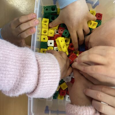 Bild vergr&ouml;&szlig;ern: Kinder einer ersten Klasse arbeiten mit Steckw&uuml;rfeln.