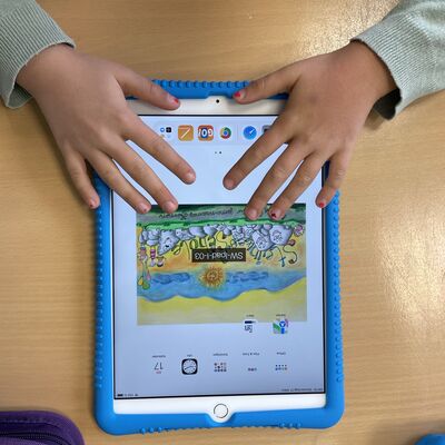 Bild vergr&ouml;&szlig;ern: Sch&uuml;ler arbeiten mit iPads