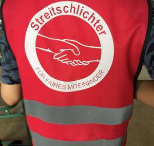 Sch&uuml;ler mit roter Streitschlichterjacke