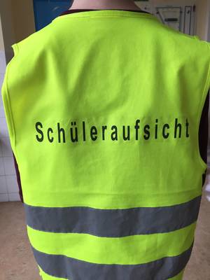 Sch&uuml;ler von hinten mit Geber Aufsichtsjacke