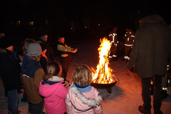 Bild vergr&ouml;&szlig;ern: Steinweg-Schule Nikolausfest 2023 Feuerschale