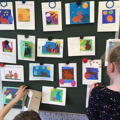 Bild vergr&ouml;&szlig;ern: Bildergalerie mit von Kindern gemalten Hasen