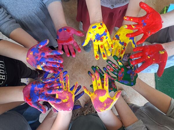 Steinweg-Schule-&uuml;ber-uns-H&auml;nde-bunt