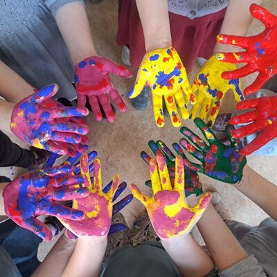 Steinweg-Schule-&uuml;ber-uns-H&auml;nde-bunt