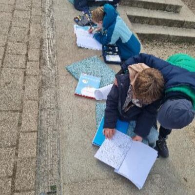 Bild vergr&ouml;&szlig;ern: 2025_03_13 Steinweg-Schule-Literaturprojekt-Gespensterj&auml;ger-Schulhof (1)