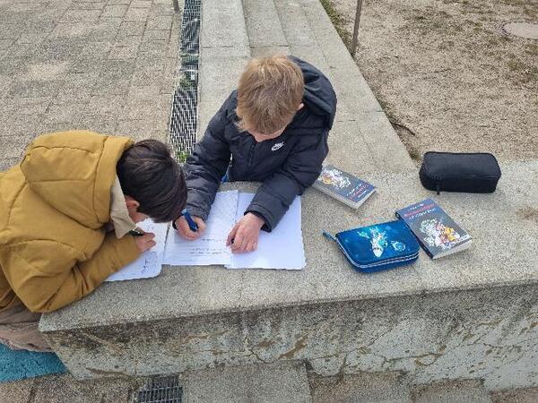 Bild vergr&ouml;&szlig;ern: 2025_03_13 Steinweg-Schule-Literaturprojekt-Gespensterj�ger-Schulhof (2)