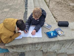 Bild vergr&ouml;&szlig;ern: 2025_03_13 Steinweg-Schule-Literaturprojekt-Gespensterj&auml;ger-Schulhof (2)