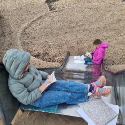 Bild vergr&ouml;&szlig;ern: 2025_03_13 Steinweg-Schule-Literaturprojekt-Gespensterj&auml;ger-Schulhof (3)