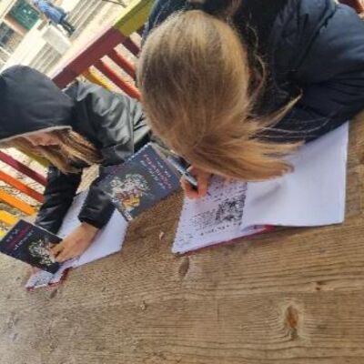 Bild vergr&ouml;&szlig;ern: 2025_03_13 Steinweg-Schule-Literaturprojekt-Gespensterj&auml;ger-Schulhof (4)