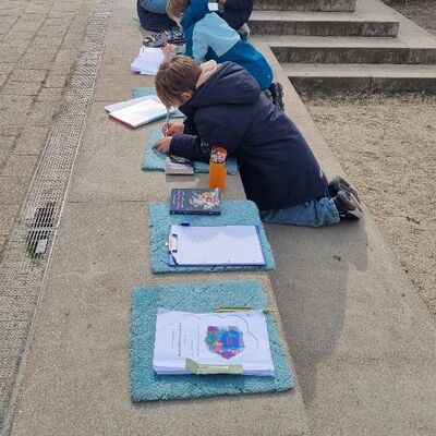 Bild vergr&ouml;&szlig;ern: 2025_03_13 Steinweg-Schule-Literaturprojekt-Gespensterj&auml;ger-Schulhof (5)