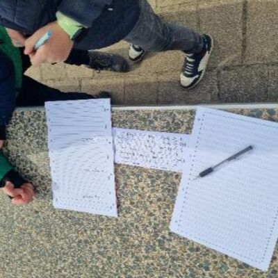 Bild vergr&ouml;&szlig;ern: 2025_03_13 Steinweg-Schule-Literaturprojekt-Gespensterj&auml;ger-Schulhof (6)