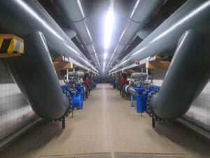 Bild vergr&ouml;&szlig;ern: Riesige Rohrleitungen im Wasserwerk